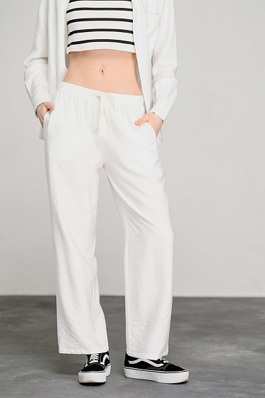 Удобные свободные брюки с поясом на резинке, шнурком на талии и боковыми карманами - идеальный выбор для тех, кто ценит комфорт и практичность в повседневной жизни. Прекрасная возможность добавить стильный и функциональный элемент в свой гардероб. Качественные материалы и продуманный дизайн обеспечивают максимальный комфорт и удобство.