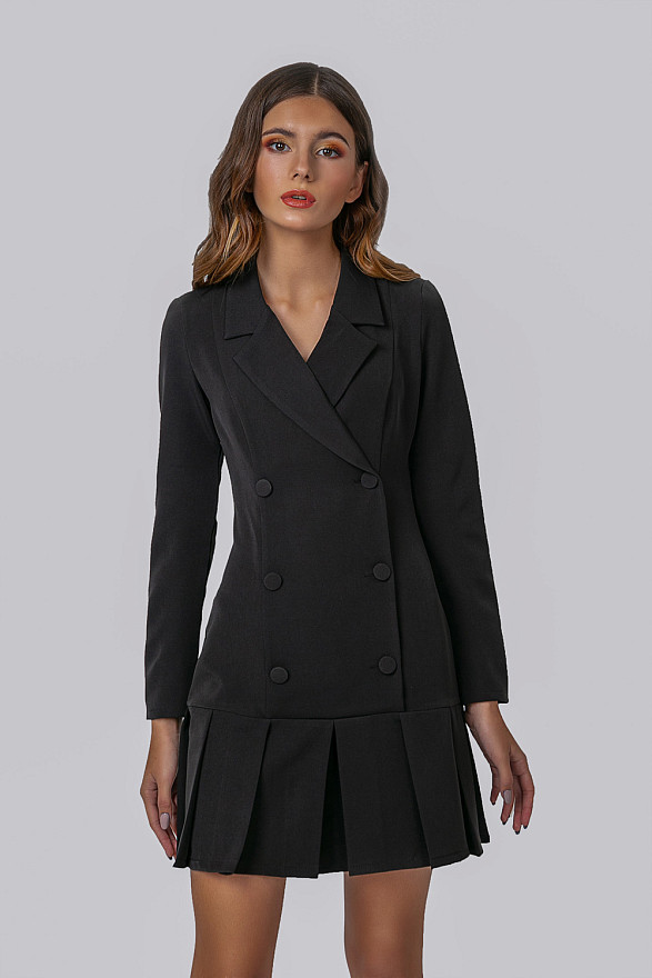 Черное платье с плиссированной юбкой