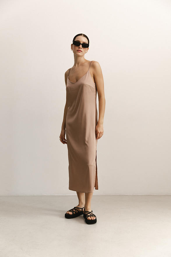 Шовкова сукня-міді у білизняному стилі кольору