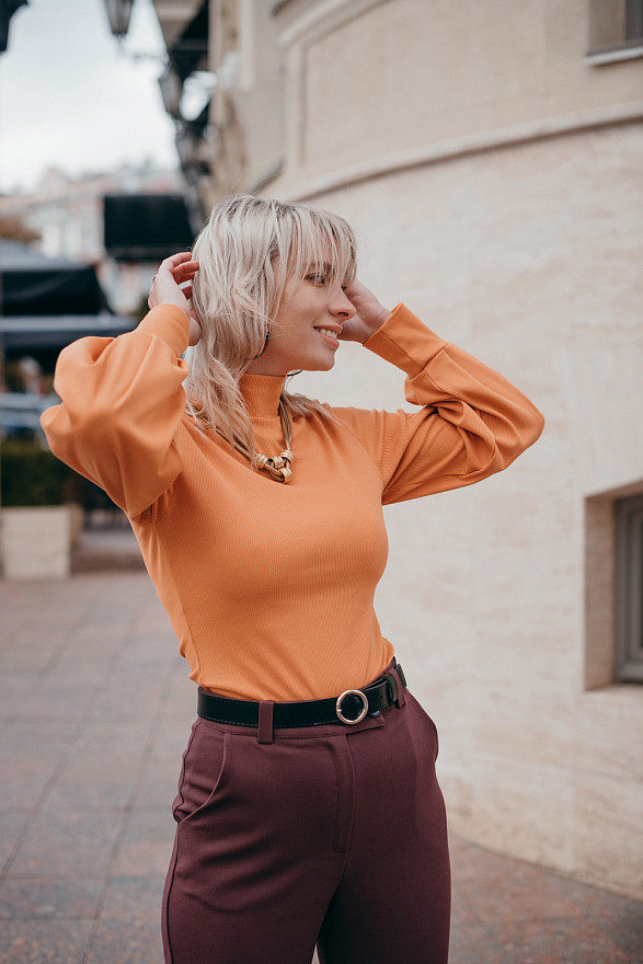 Трикотажный гольф с объемным рукавом