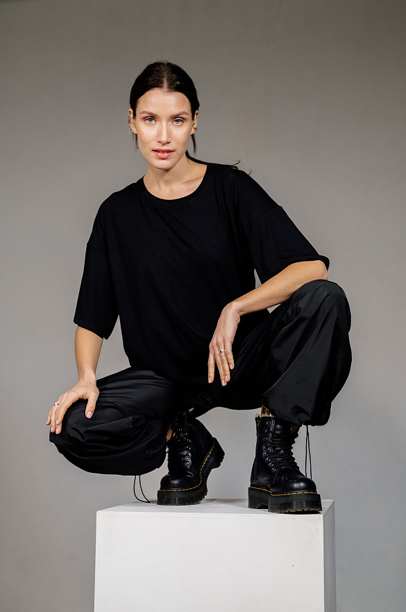 Чорна oversize футболка