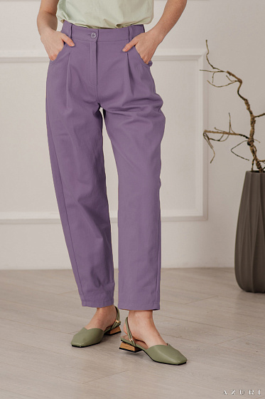 Джинсы бананы с высокой посадкой, укороченная длина до щиколотки, 4е кармана, спереди защипы, застегиваются на змейку и пуговицу.