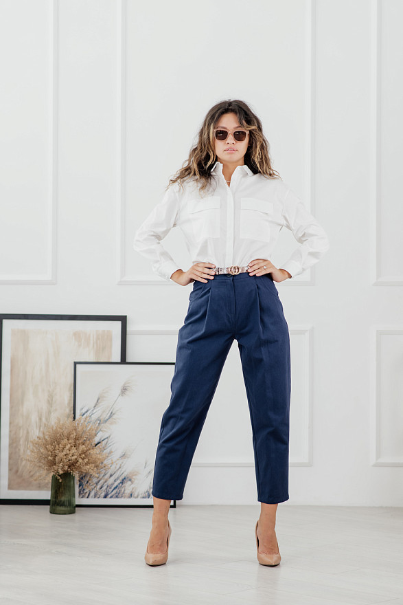 Молочная рубашка с большими карманами