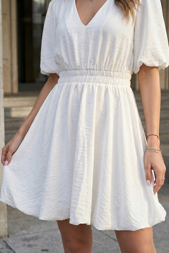 Milky mini dress made of crinkled fabric with a V-neck and a balloon skirt