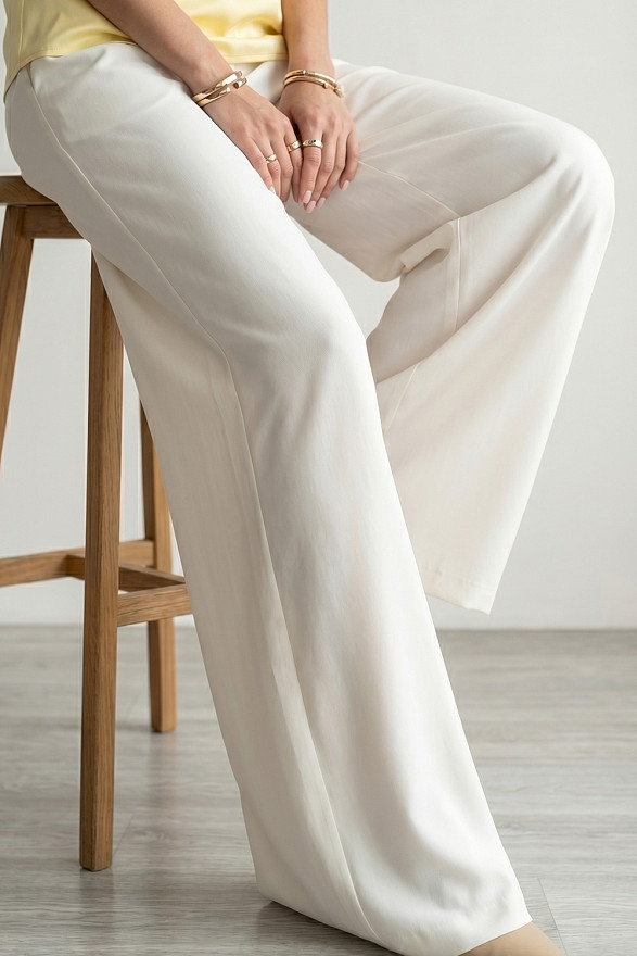 Білі вільні жіночі штани на гумці з кишенями