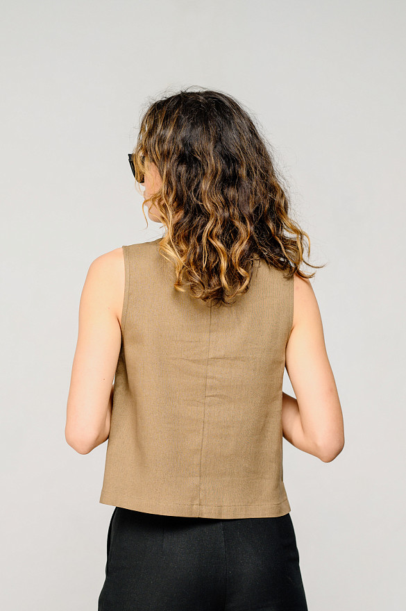 Льняной топ без рукавов в цвете