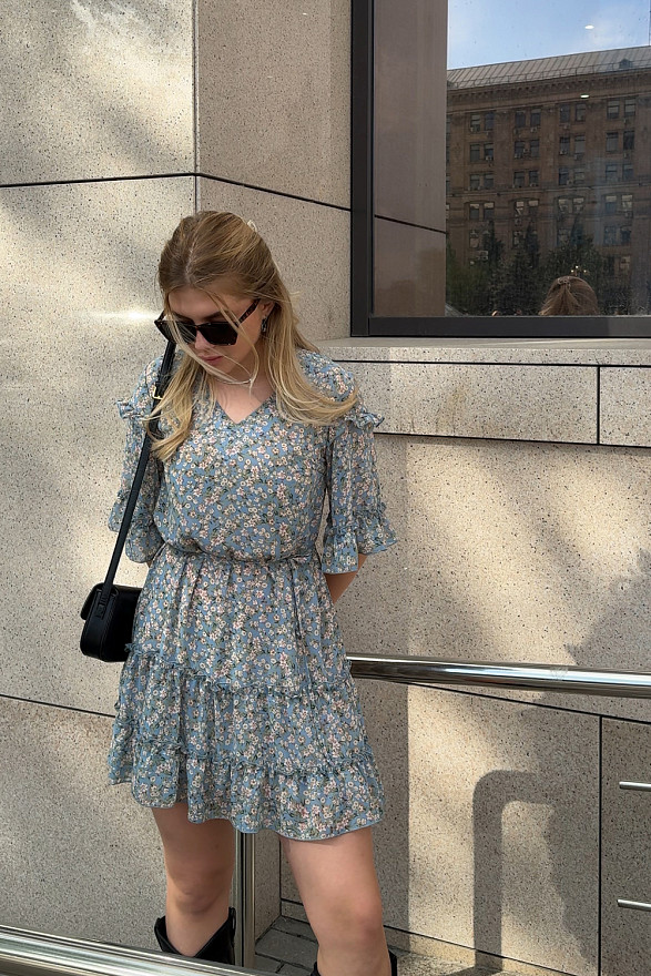 Голубое шифоновое платье