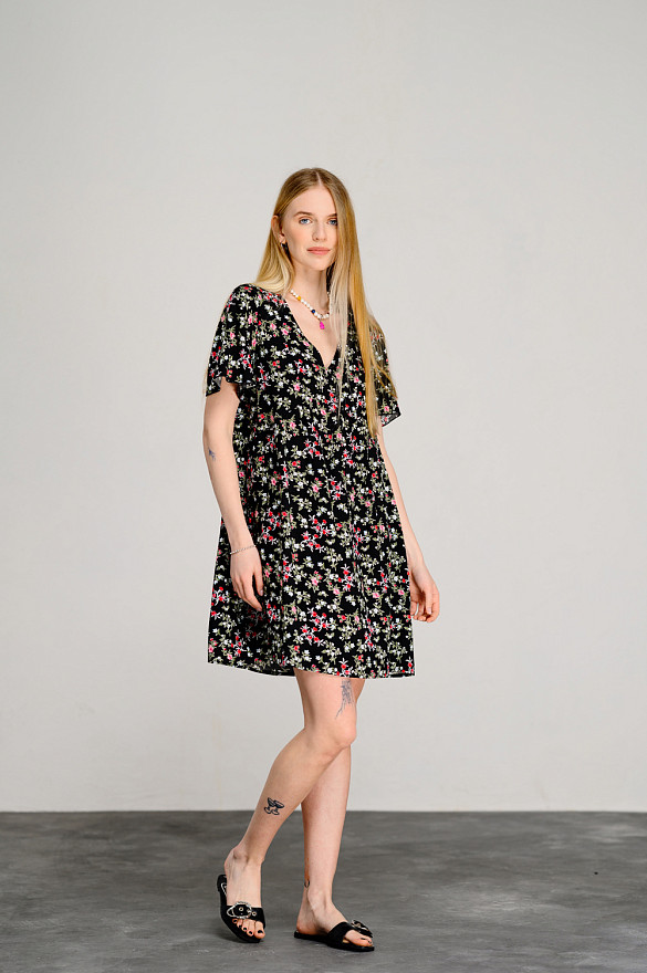 Чорна сукня-трапеція з V-подібним вирізом