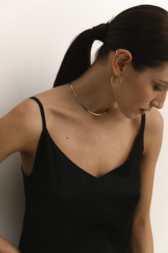 Чорна шовкова сукня-міді у білизняному стилі