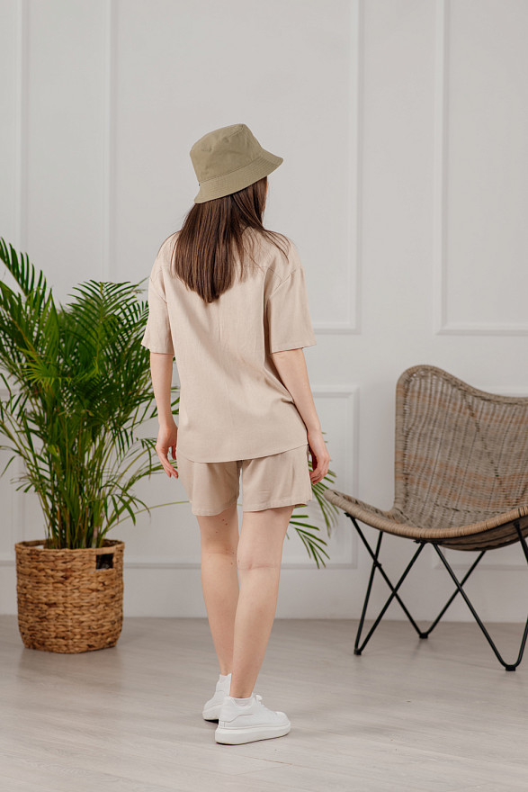 Бежевый летний льняной костюм