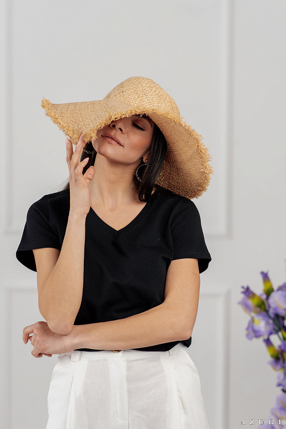 Черная футболка с V-вырезом