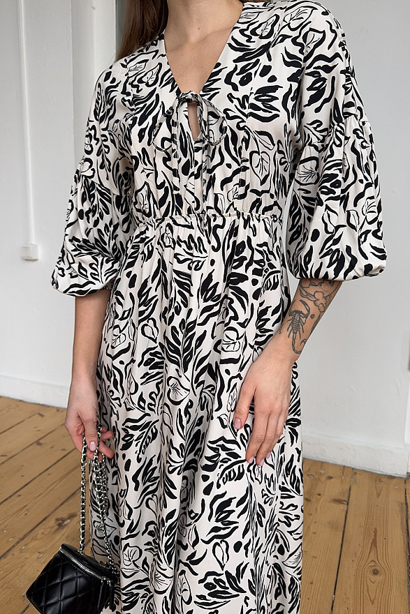 Бежевое свободное платье-миди на резинке с пышными рукавами