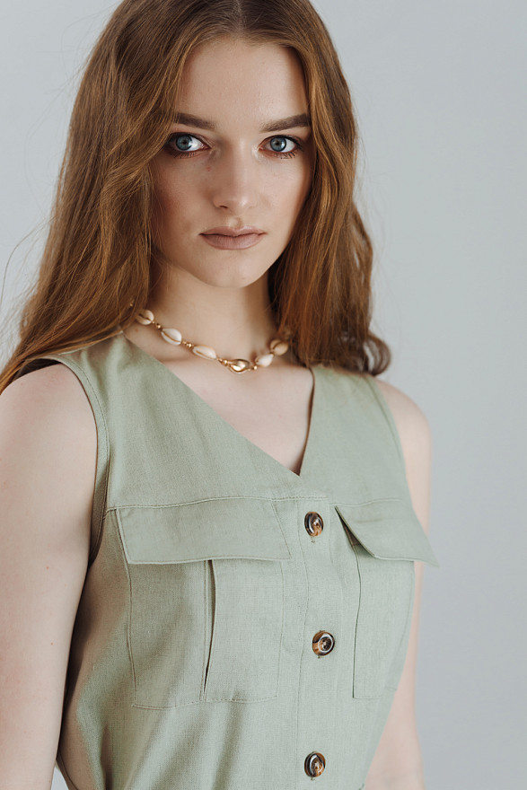 Оливковое платье из льна с поясом