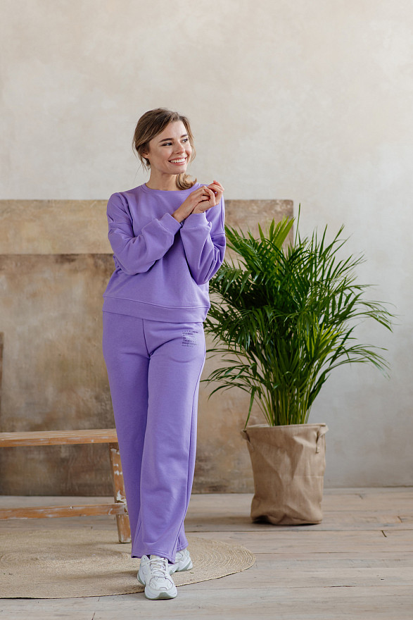 Лиловый свитшот с надписью