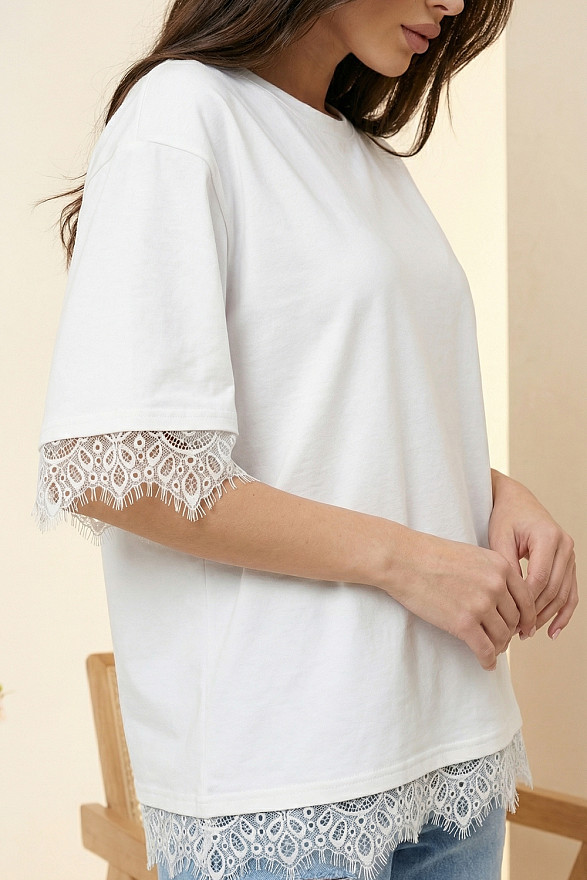 Молочна вільна футболка з мереживом та широкими рукавами