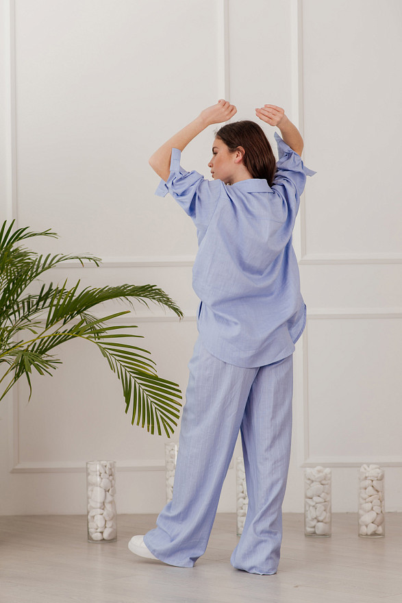 Голубий лляний костюм з полосатими брюками