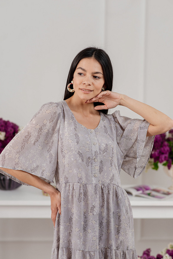 Серое шифоновое длинное платье с рюшами