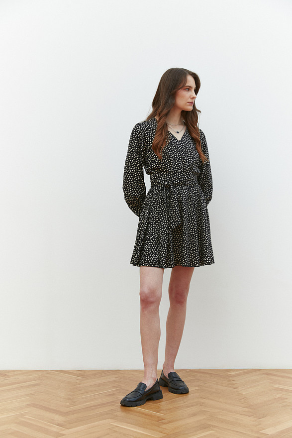 Чорне вільне плаття-міні з резинкою на талії