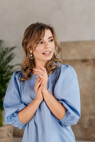 Короткое платье А силуэта с объемными рукавами буфами и сборкой, спереди выточки, сзади завязки.