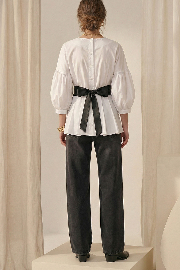 Біла сорочка на запах зі складками