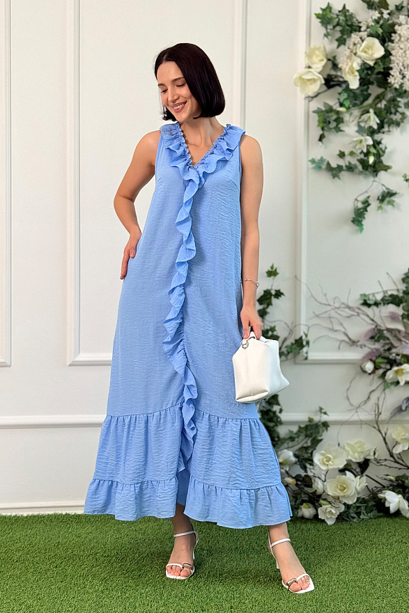Голубое свободное платье с рюшей