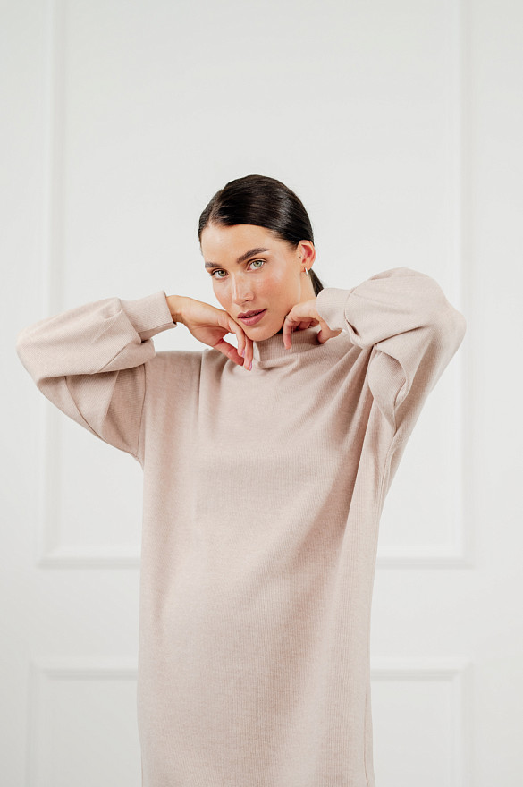 Бежева міді сукня з коміром стійкою