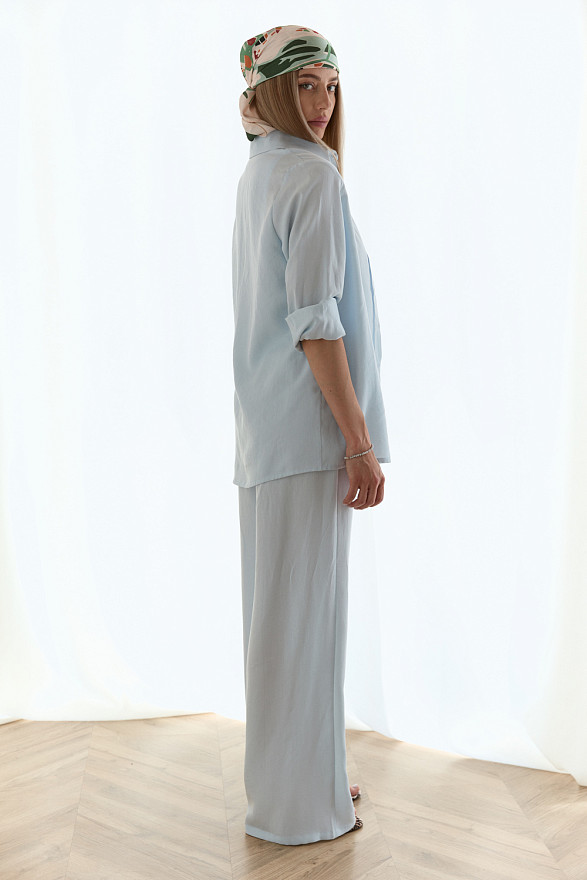 Голубая блуза свободного кроя