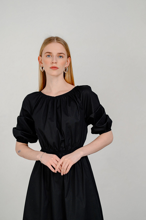 Чорна сукня-міді вільного крою.