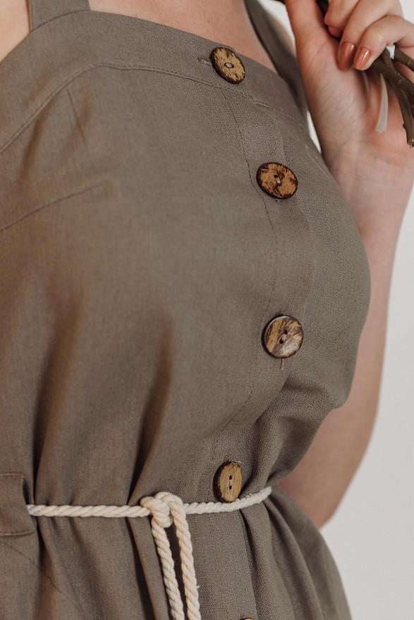 Льняное миди платье на бретельках и пуговицах