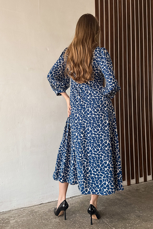 Синее миди-платье из супер-софта с пышными рукавами