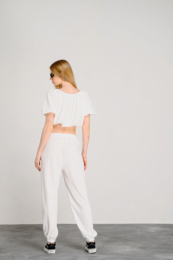 Loose two-piece suit in milky color