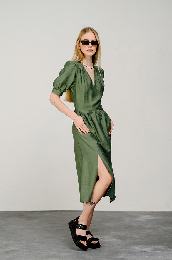 Elegant semi-fitted midi dress in green