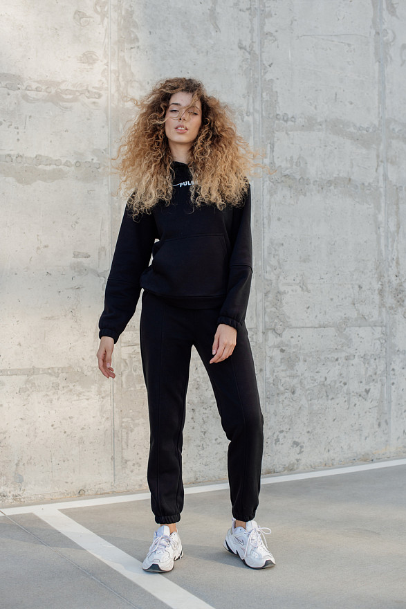 Чорний світшот із спущеною лінією плеча