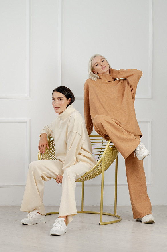 Кремовый костюм из ангоры с добавлением шерсти.