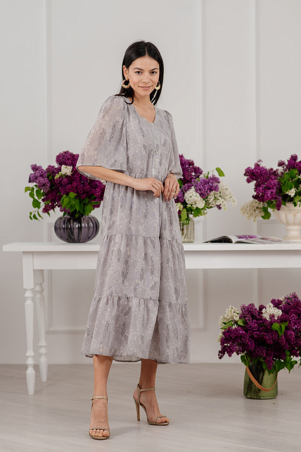 Серое шифоновое длинное платье с рюшами