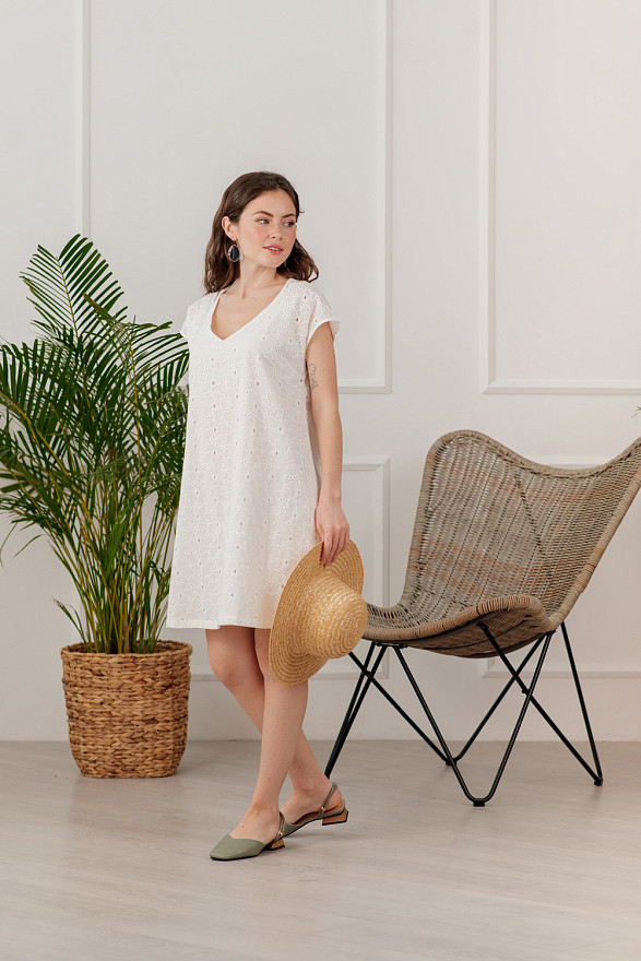 Короткое платье с ажурной вышивкой