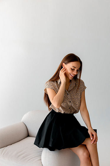 Жіноча спідниця-балон - це ідеальний вибір для створення елегантного образу. Її форма балону надає легкості та жіночності. Виготовлена зі 100% котону, ця спідниця чудово поєднується з футболками, топами, блузами, створюючи бездоганний вигляд на будь-який випадок.