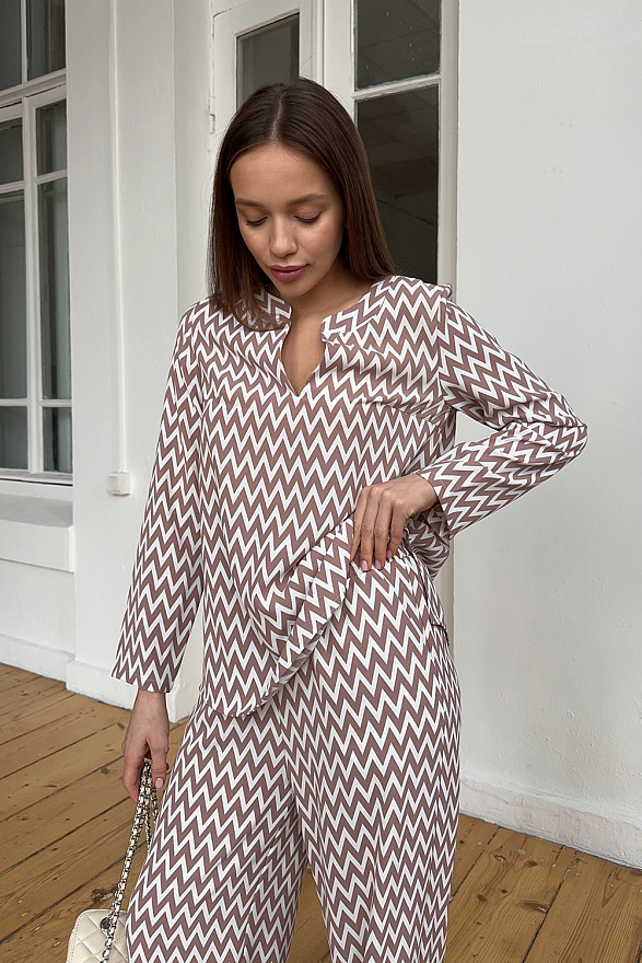 Брючный костюм с разрезами и фигурной горловиной цвета 