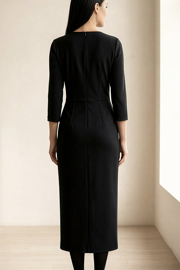 Чорна сукня-міді з асиметричною спідницею на запах