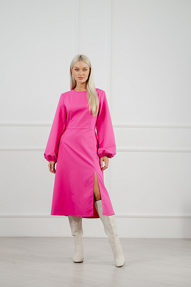 Приталена сукня міді в стилі casual зі спідницею трапецією. З круглою горловиною, що оброблена косою бейкою. Довгі рукави "ліхтарики". Фігурні рельєви на поличці.На спині розташована потайна застібка-блискавка.