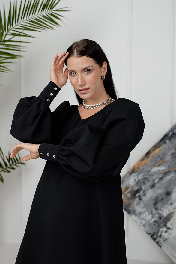 Черное платье трапеция с объемным рукавом