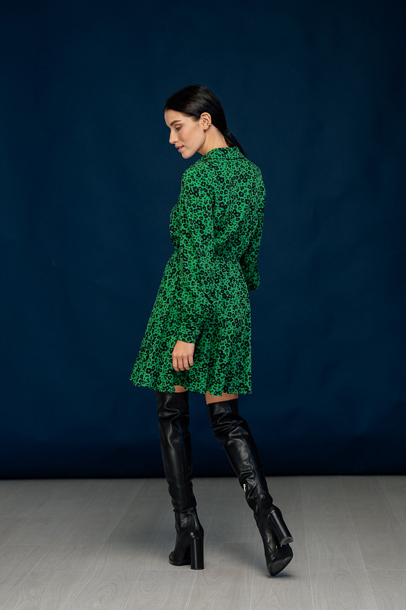 Зелёное миди-платье свободного кроя 