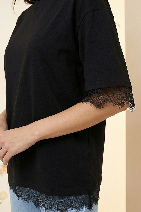 Чорна вільна футболка з мереживом та широкими рукавами