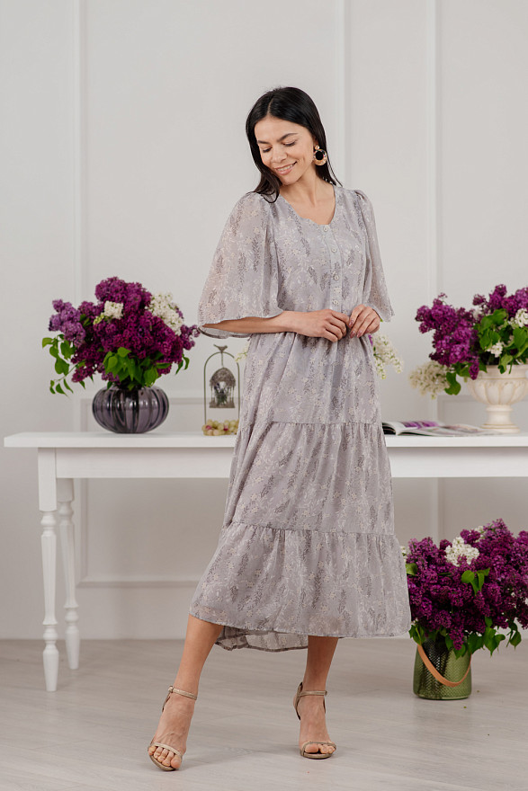 Серое шифоновое длинное платье с рюшами