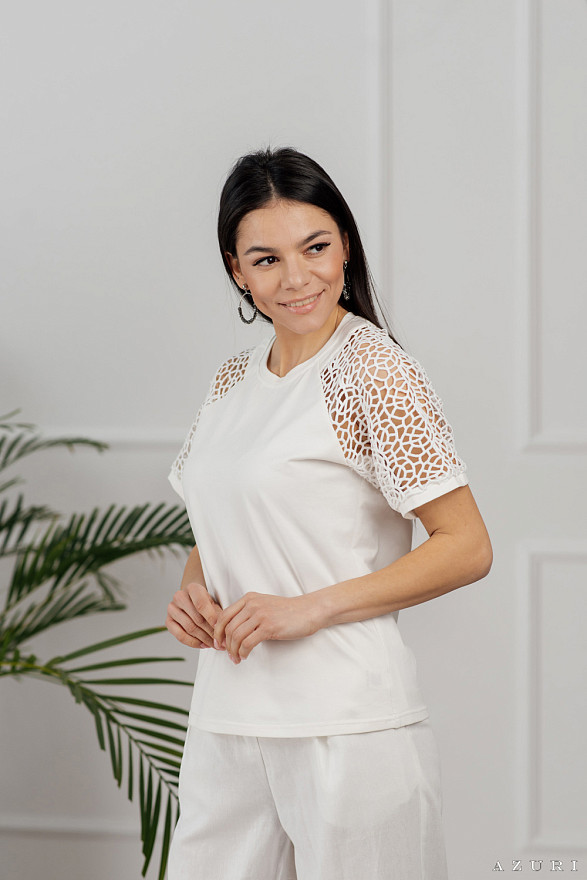 Біла футболка з мереживною вставкою