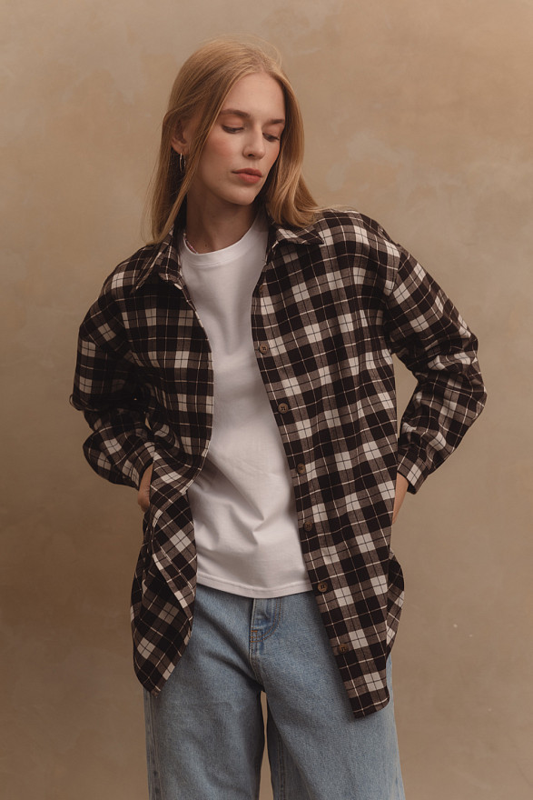 Коричневая рубашка в стиле оверсайз 