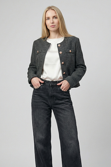 Элегантный укороченный жакет в стиле «Шанель» с вшивным рукавом и золотыми пуговицами. Деликатные складки на спинке создают идеальную посадку и утончённый силуэт. Идеальный выбор для офисного или вечернего образа. Современная классика, которая добавляет стиль и статус вашему гардеробу.