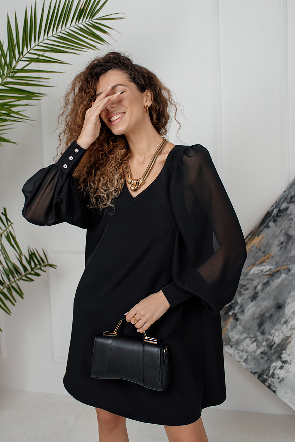 Черное мини платье трапеция с прозрачным рукавом