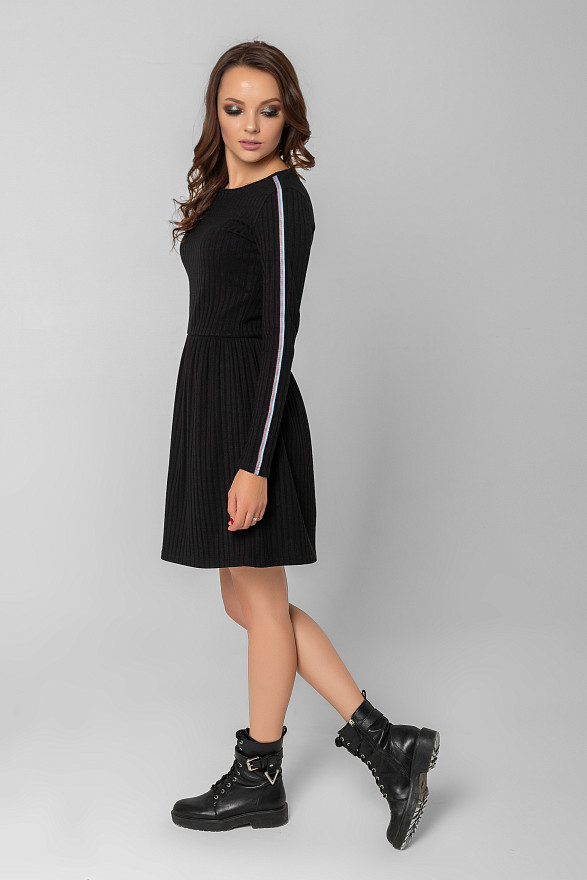 Трикотажное платье в черном цвете