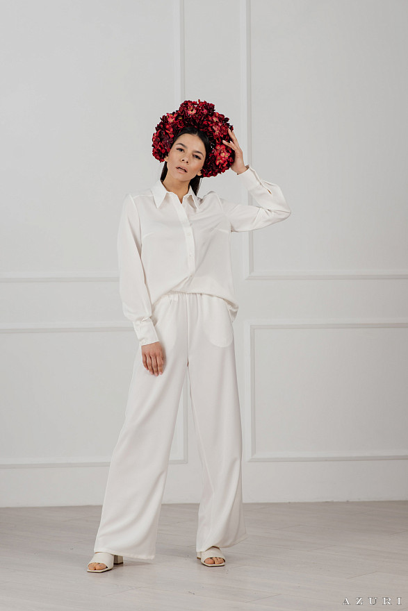 Білий шовковий костюм